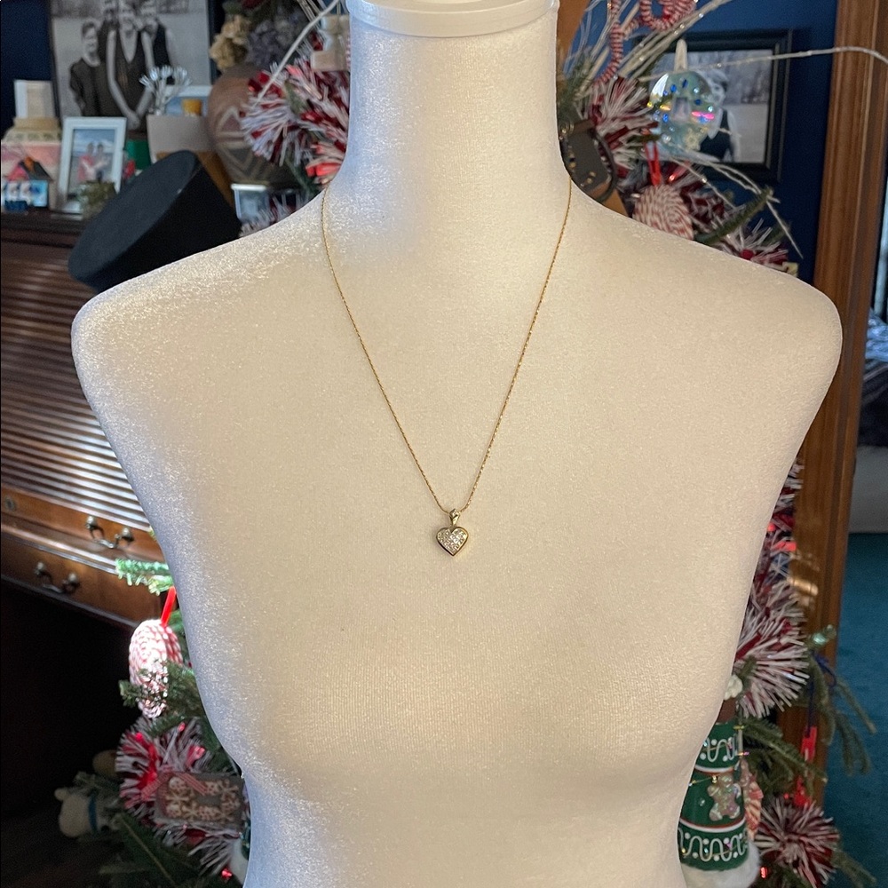 18K Gold Heart Pendant With 22 Diamonds - Picture 10 of 12